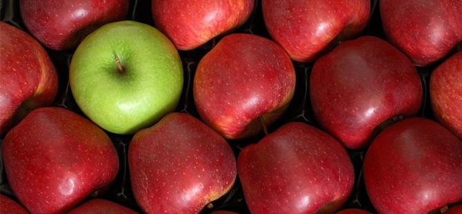 单绿色的苹果 - 许多红苹果