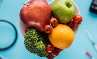 一碗水果用于健康饮食，医疗糖尿病在后台支持设备