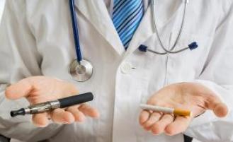 医生用一只手握住vape笔和一支香烟
