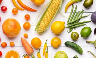 水果和蔬菜在彩色的颜色