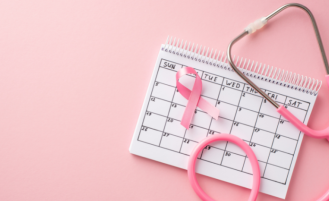 印有乳腺癌丝带的日历。